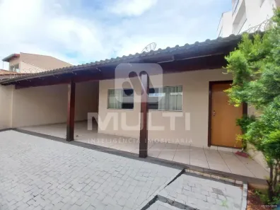 Casa com 3 Quartos para alugar, 250m² no Tabajaras, Uberlândia