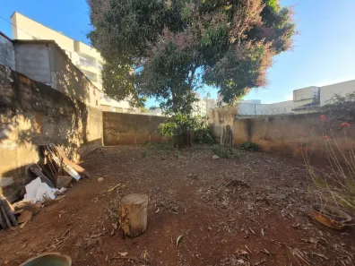 Lote/Terreno à venda, 300m² no Saraiva, Uberlândia