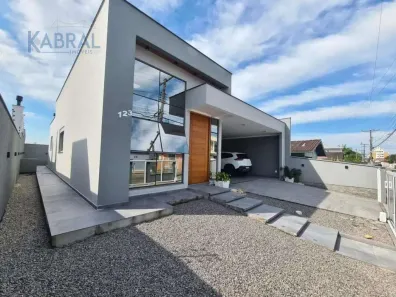Casa com 3 Quartos para alugar, 160m² no Centro, Palhoça