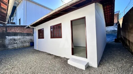 Casa com 2 Quartos para alugar, 54m² no Nova Brasília, Joinville