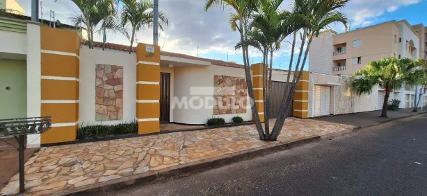 Casa com 3 Quartos para alugar, 270m² no Santa Mônica, Uberlândia