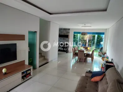 Sobrado com 3 Quartos à venda, 275m² no Jardim Patrícia, Uberlândia
