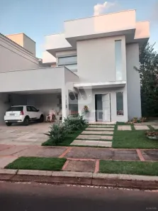 Casa de Condomínio com 3 Quartos para alugar, 270m² no Aclimação, Uberlândia
