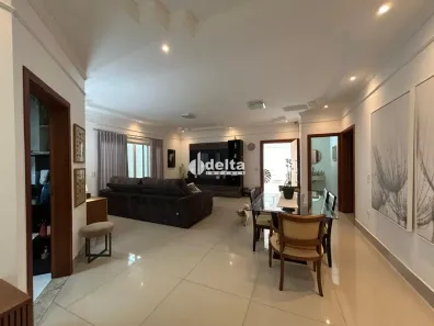 Casa com 3 Quartos à venda, 250m² no Jardim Karaíba, Uberlândia