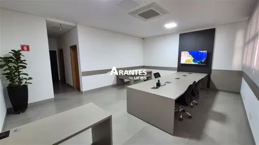 Prédio Comercial à venda, 720m² no Novo Mundo, Uberlândia