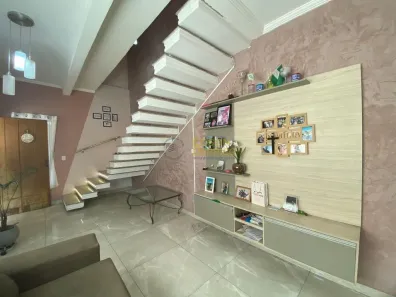 Sobrado com 4 Quartos à venda, 350m² no Parque São Benedito, Pindamonhangaba