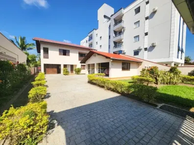 Casa com 4 Quartos à venda, 220m² no Iririú, Joinville