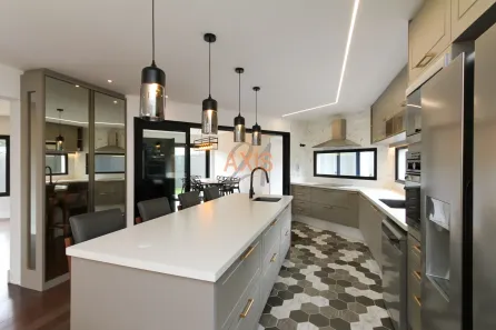 Casa de Condomínio com 3 Quartos à venda, 300m² no Santa Cândida, Curitiba