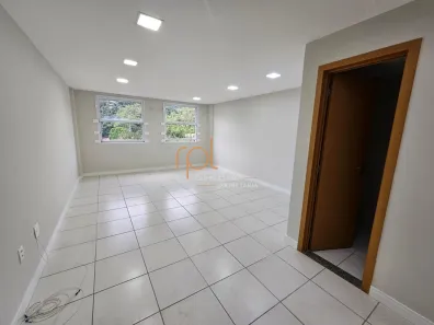 Sala Comercial para alugar, 30m² no Quarteirão Brasileiro, Petrópolis