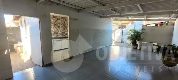 Casa com 3 Quartos para alugar, 150m² no Presidente Roosevelt, Uberlândia