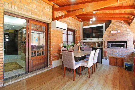 Casa com 3 Quartos à venda, 340m² no Passo da Areia, Porto Alegre