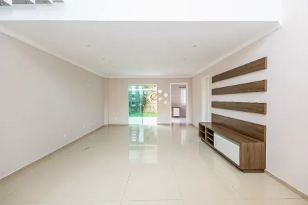 Casa de Condomínio com 3 Quartos para alugar, 247m² no Orleans, Curitiba