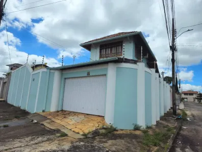 Sobrado com 3 Quartos à venda, 200m² no São Carlos, Anápolis