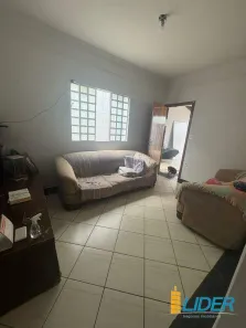 Casa com 3 Quartos para alugar, 250m² no Dona Zulmira, Uberlândia