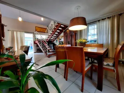 Sobrado com 5 Quartos à venda, 300m² no Floresta, Joinville