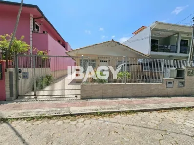 Casa com 2 Quartos para alugar, 41m² no Kobrasol, São José