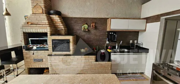 Casa com 3 Quartos para alugar, 200m² no Cidade Jardim, Uberlândia