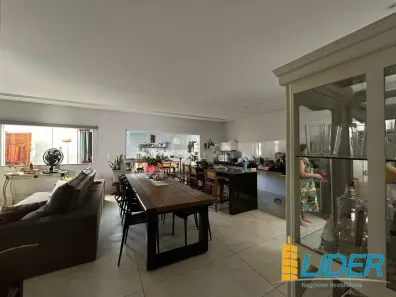 Casa com 3 Quartos à venda, 173m² no Segismundo Pereira, Uberlândia
