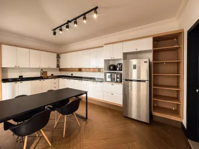 Sobrado com 4 Quartos à venda, 281m² no Jardim Verônica, Maringá
