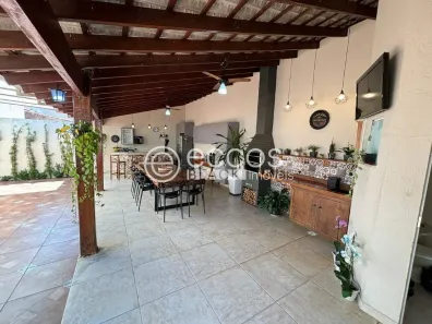 Casa com 3 Quartos à venda, 180m² no Jardim Holanda, Uberlândia