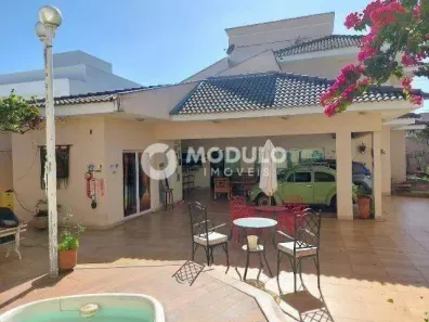 Casa com 3 Quartos para alugar, 390m² no Jardim Inconfidência, Uberlândia