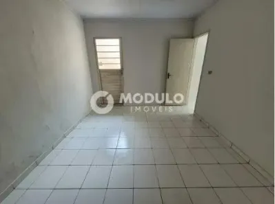 Casa com 2 Quartos para alugar, 50m² no Jardim Europa, Uberlândia