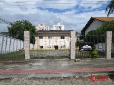 Apartamento com 2 Quartos para alugar, 45m² no Barreiros, São José