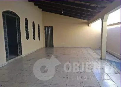 Casa com 3 Quartos para alugar, 150m² no Santa Mônica, Uberlândia