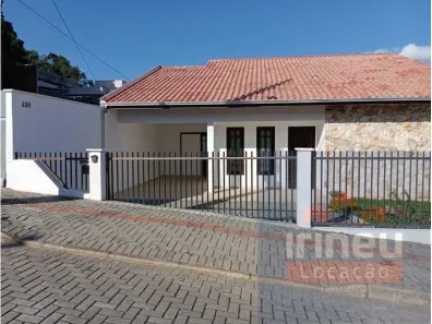 Casa com 3 Quartos para alugar, 360m² no Boehmerwald, Joinville