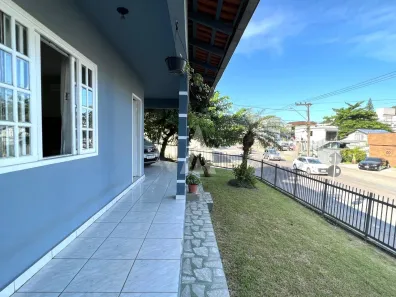 Casa com 3 Quartos à venda, 271m² no Iririú, Joinville