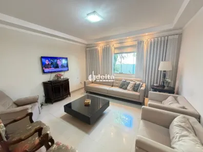 Casa com 3 Quartos para alugar, 211m² no Cidade Jardim, Uberlândia