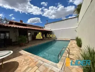 Casa com 3 Quartos para alugar, 300m² no Morada da Colina, Uberlândia