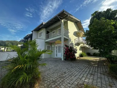 Casa com 3 Quartos à venda, 134m² no Santo Antônio, Joinville