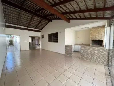 Casa com 3 Quartos para alugar, 262m² no Jardim Karaíba, Uberlândia