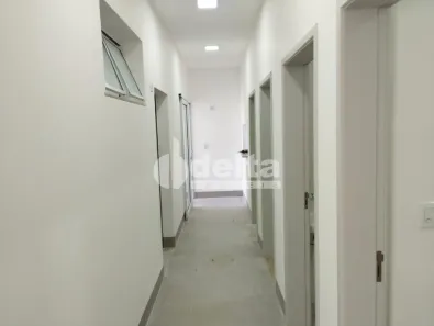 Imóvel Comercial com 4 Quartos para alugar, 200m² no Osvaldo Rezende, Uberlândia