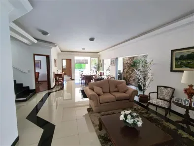 Sobrado com 4 Quartos à venda, 358m² no Morada da Colina, Uberlândia