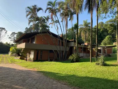 Fazenda/Sítio com 4 Quartos à venda, 473m² no Centro, Botucatu