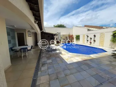 Casa com 4 Quartos à venda, 325m² no Umuarama, Uberlândia