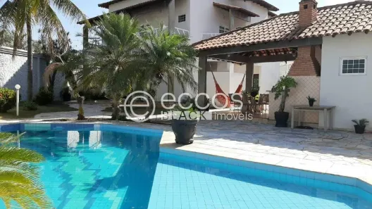 Casa com 5 Quartos para alugar, 480m² no Cidade Jardim, Uberlândia