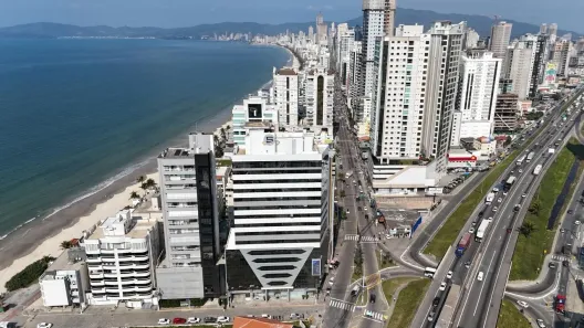 Sala Comercial à venda, 38m² no Meia Praia, Itapema