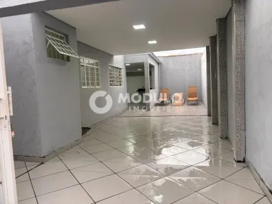 Casa com 2 Quartos para alugar, 135m² no Cidade Jardim, Uberlândia