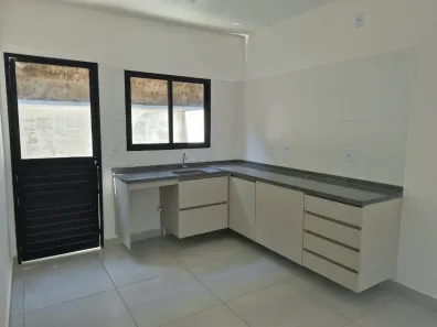 Casa de Condomínio com 2 Quartos para alugar, 77m² no Vila Santa Maria, Americana