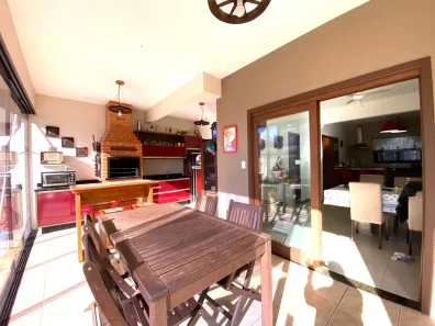 Sobrado com 3 Quartos à venda, 201m² no Saguaçu, Joinville
