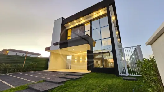 Casa de Condomínio com 4 Quartos à venda, 275m² no Cidade Alpha, Eusébio