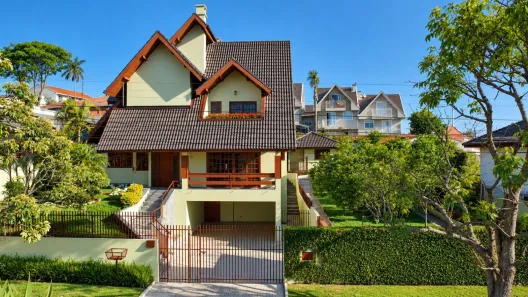 Sobrado com 4 Quartos à venda, 307m² no Uberaba, Curitiba
