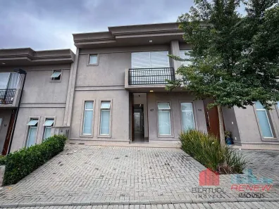 Casa de Condomínio com 3 Quartos para alugar, 134m² no Chácaras Silvania, Valinhos