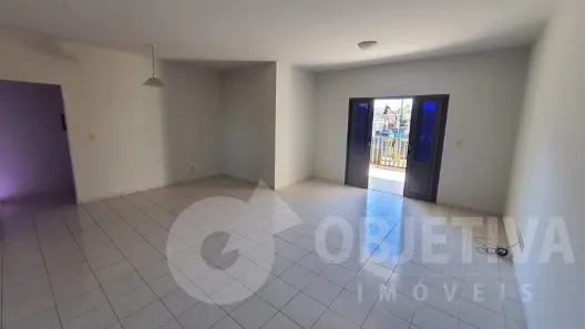 Casa com 3 Quartos para alugar, 130m² no Marta Helena, Uberlândia