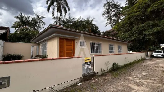 Casa com 3 Quartos para alugar, 200m² no Saguaçu, Joinville