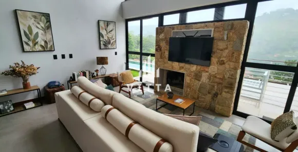 Casa com 5 Quartos para venda ou aluguel, 450m² no Itaipava, Petrópolis