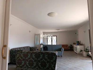 Casa com 3 Quartos para alugar, 340m² no Cidade Jardim, Uberlândia